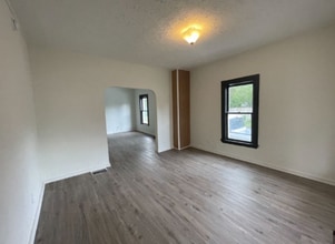 212 E Belmont St in Kalamazoo, MI - Foto de edificio - Building Photo