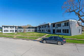 Southway Manor Apartments in Houston, TX - Foto de edificio - Building Photo