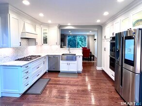 32 Regents Pk in Westport, CT - Building Photo - Building Photo