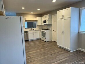 6106 S Dort Hwy in Grand Blanc, MI - Building Photo - Building Photo