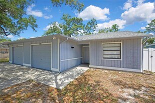 8053 Canterbury St in Spring Hill, FL - Building Photo
