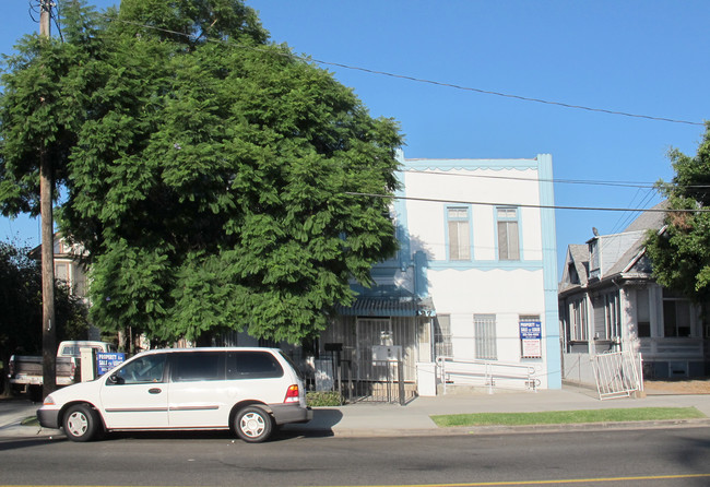 125 S Boyle Ave in Los Angeles, CA - Foto de edificio - Building Photo