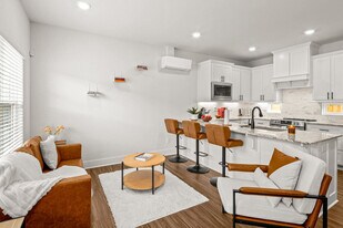 1572 W Cato Springs Rd in Fayetteville, AR - Building Photo