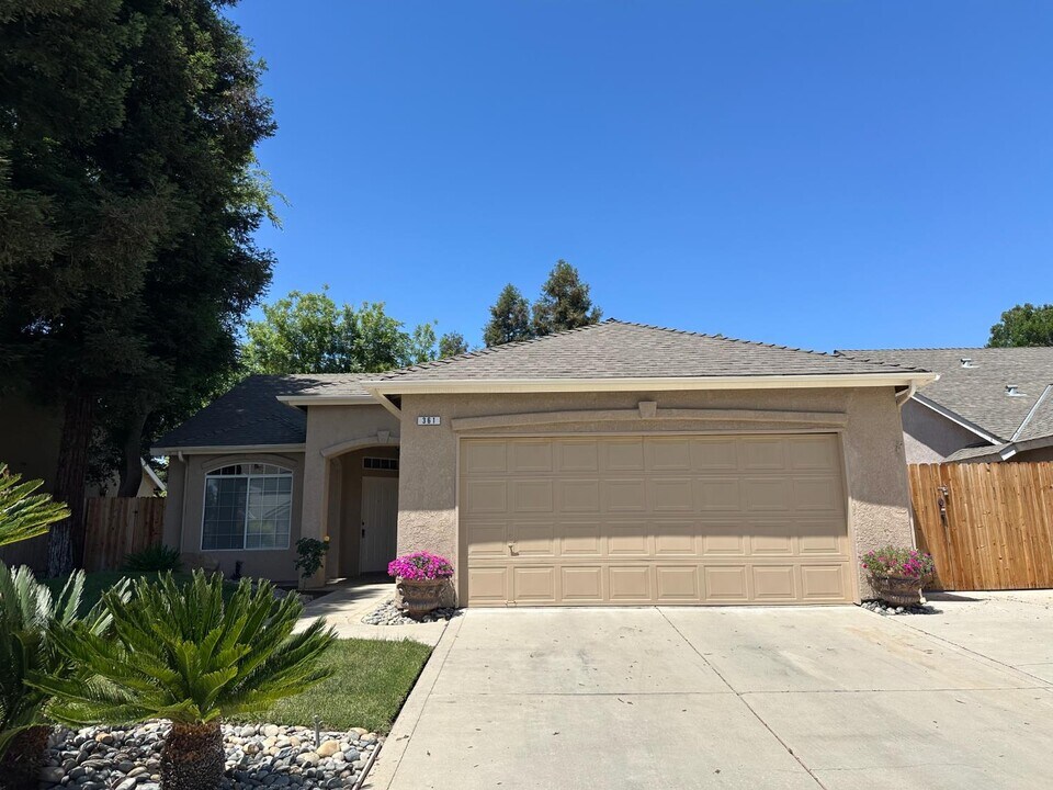 361 W Chennault Ave in Clovis, CA - Building Photo