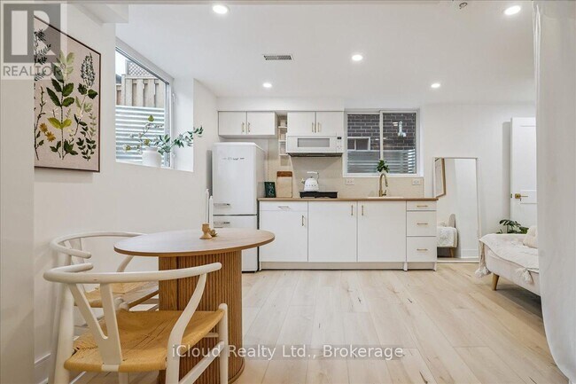 13 Southam Ln in Hamilton, ON - Building Photo - Building Photo