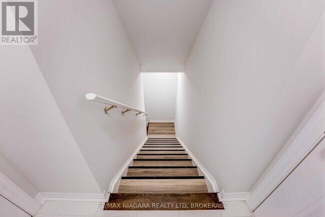 90 Hillcrest Rd in Port Colborne, ON - Building Photo - Building Photo