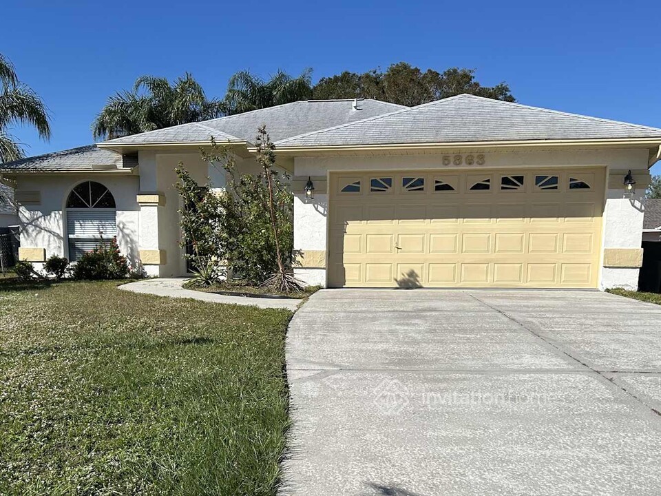 5863 Covington Way in Sarasota, FL - Foto de edificio