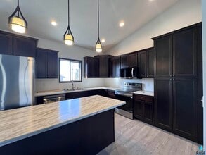 415 N Elm St in Lennox, SD - Building Photo - Building Photo