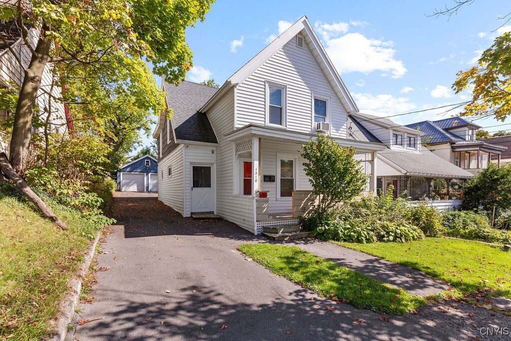 1318 Oak St in Syracuse, NY - Foto de edificio