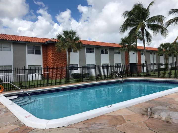 Silver Palms Condominiums in North Lauderdale, FL - Foto de edificio