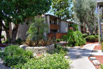 Americana Warner Center in Canoga Park, CA - Foto de edificio - Building Photo