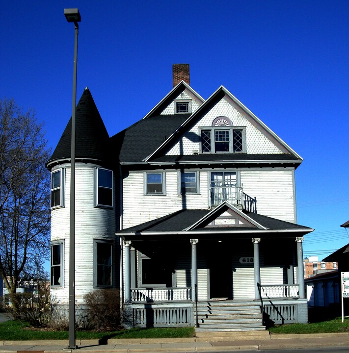 618 S Farwell St, Unit West Apartment in Eau Claire, WI - Building Photo