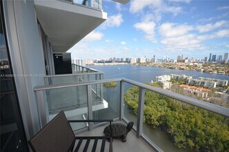 16385 Biscayne Blvd, Unit 2820 in Aventura, FL - Building Photo - Building Photo