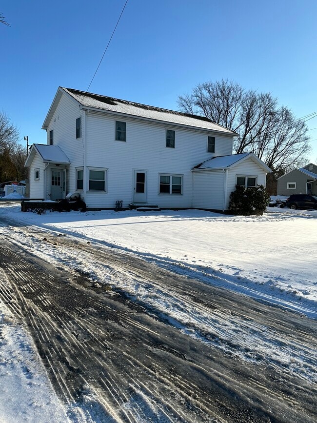 6821 W Lake Rd, Unit Lower unit in Fairview, PA - Building Photo - Building Photo