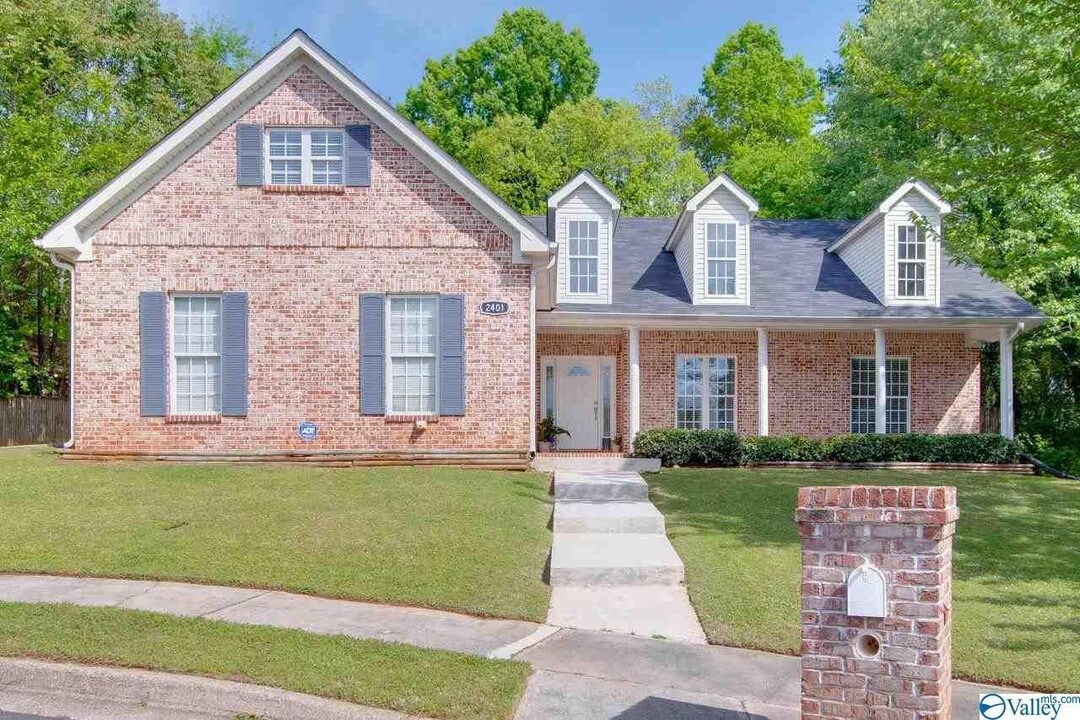 2401 Ermine Dr in Huntsville, AL - Building Photo