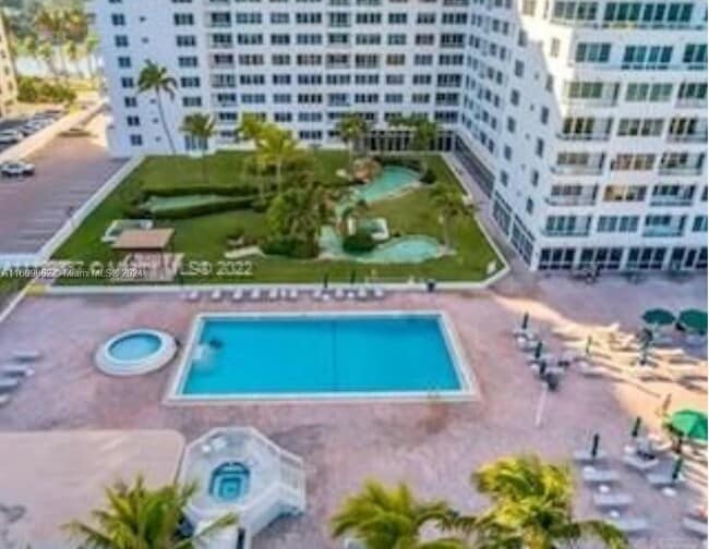 5005 Collins Ave, Unit 605 in Miami Beach, FL - Foto de edificio - Building Photo