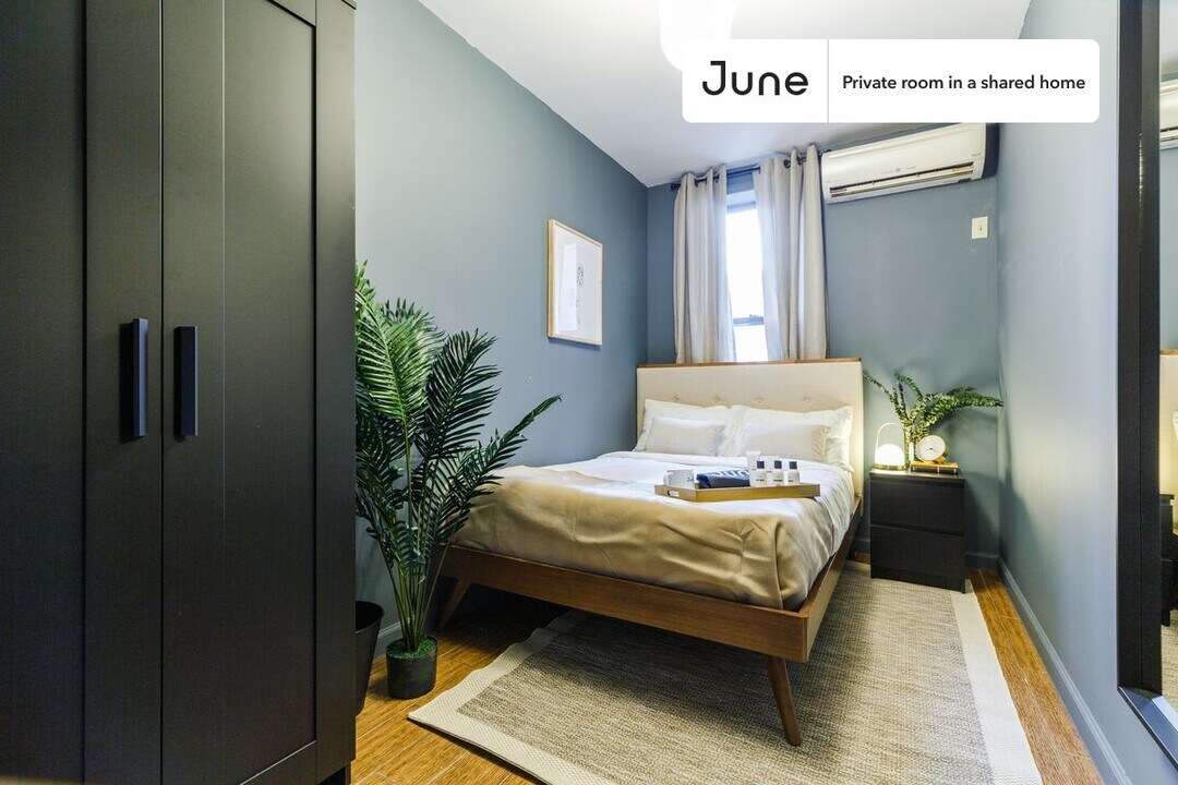 Private bedroom in 3 bed/1 bath Home in New York, NY - Building Photo