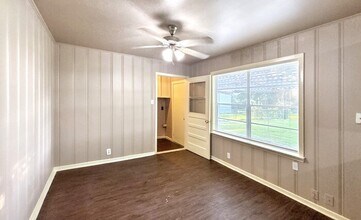 5826 Burr Oak Dr in Houston, TX - Building Photo - Building Photo