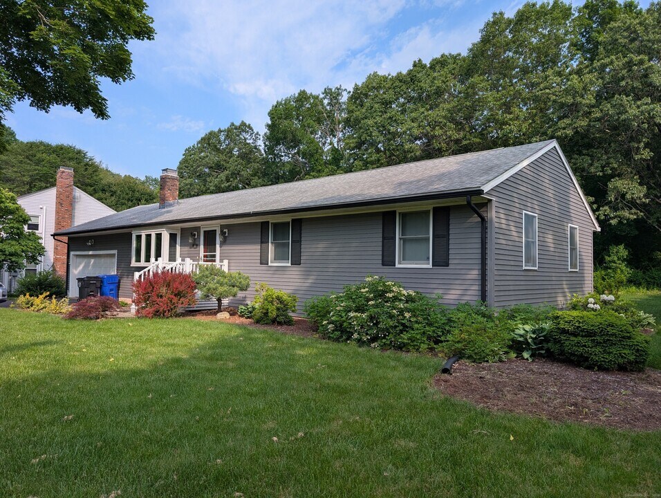 105 Wentworth Dr in South Windsor, CT - Building Photo