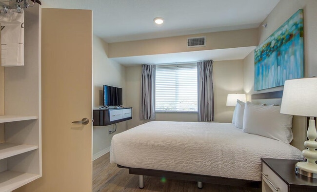 2210 N Glenville Dr in Richardson, TX - Foto de edificio - Building Photo