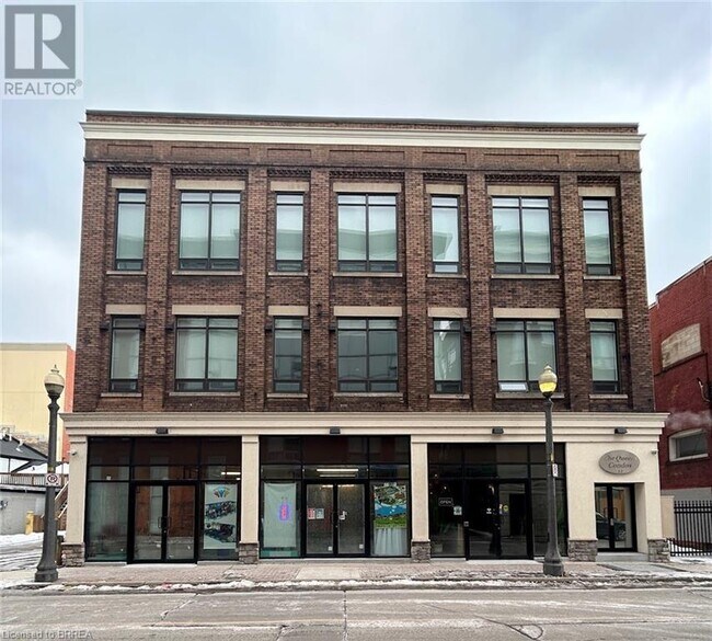 11 Queen St in Brantford, ON - Building Photo - Building Photo