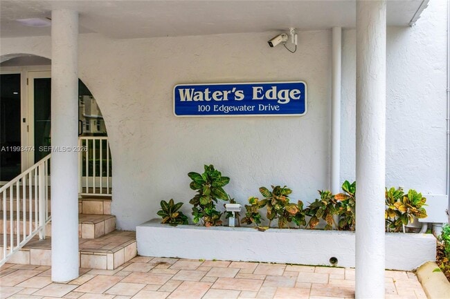 100 Edgewater Dr in Miami, FL - Building Photo - Building Photo