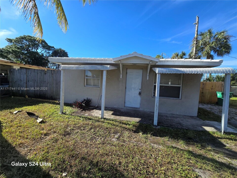 2413 NW 9th St in Fort Lauderdale, FL - Building Photo