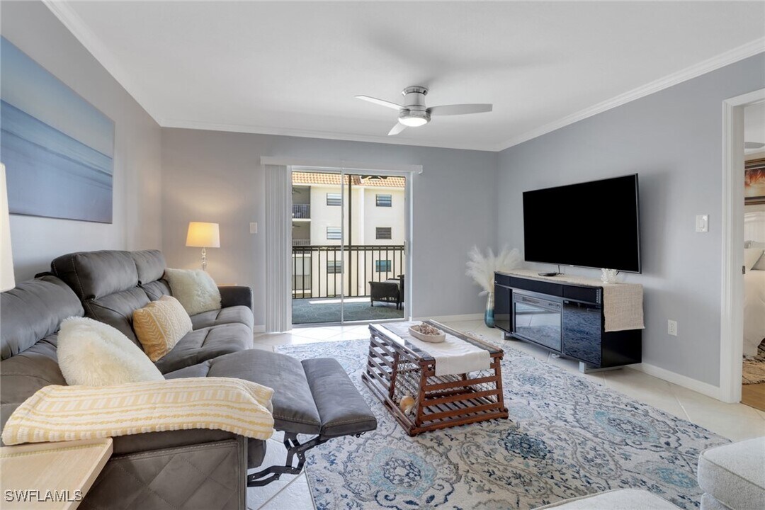 9395 Pennsylvania Ave in Bonita Springs, FL - Building Photo