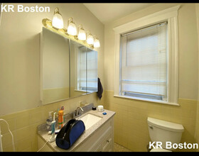 736 Washington St, Unit 2 in Brookline, MA - Building Photo - Building Photo