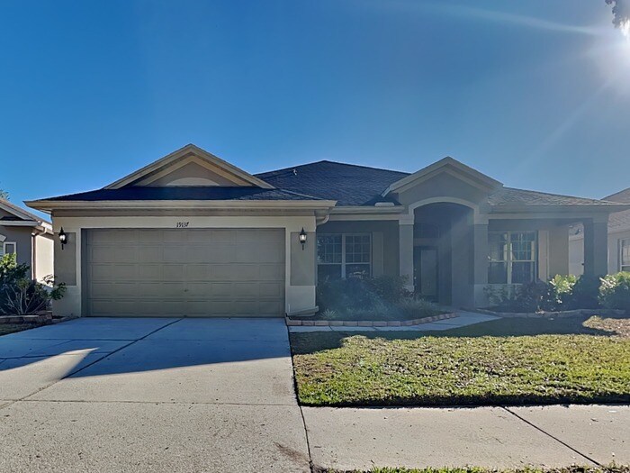 19137 Cherry Rose Cir in Lutz, FL - Building Photo