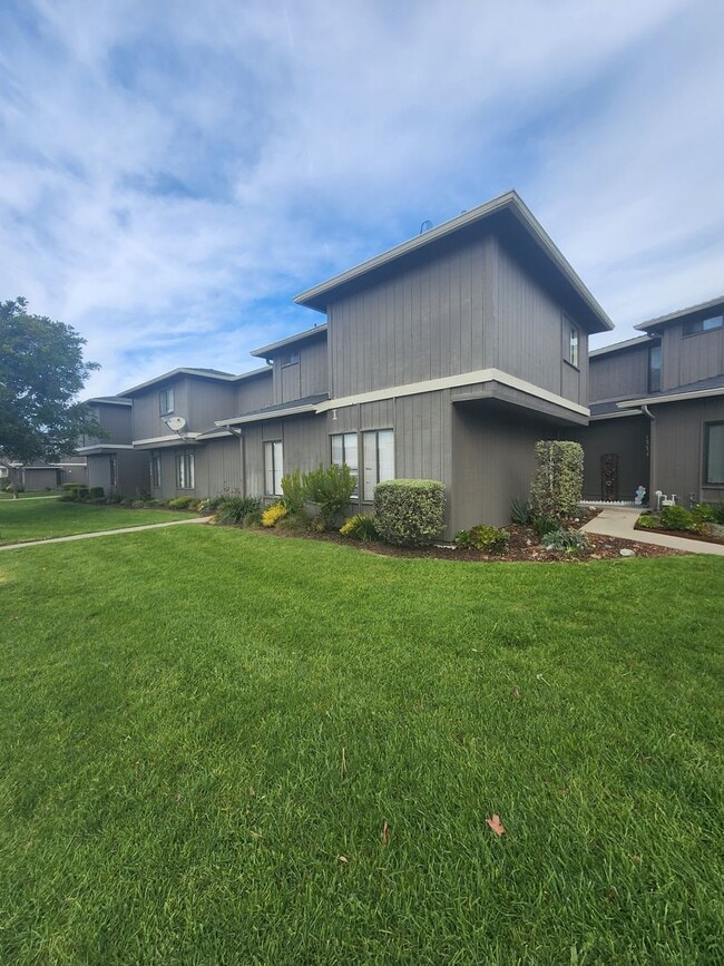 1767 Manhattan Ave in Grover Beach, CA - Foto de edificio - Building Photo