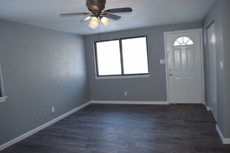 112 Wood Ct, Unit 2 in East Peoria, IL - Building Photo - Building Photo