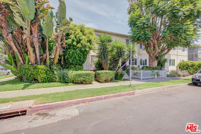 11825 Iowa Ave in Los Angeles, CA - Building Photo - Building Photo