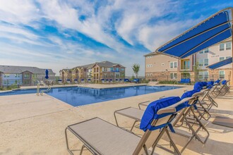 McKinney Falls Apartments in Austin, TX - Foto de edificio - Building Photo