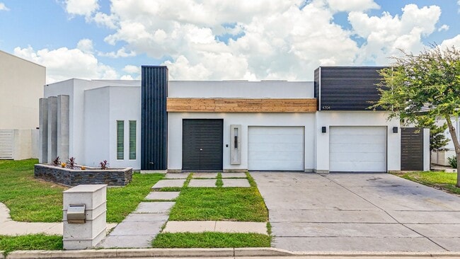 4704 Savannah Ave in McAllen, TX - Foto de edificio - Building Photo