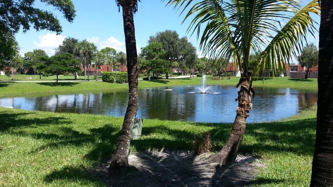 2221 White Pine Cir in Greenacres, FL - Building Photo - Building Photo