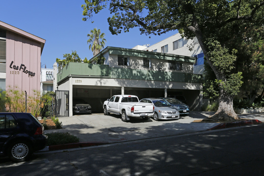 1229 N Flores St in West Hollywood, CA - Building Photo