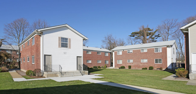 Brookwood at Bay Shore in Bay Shore, NY - Building Photo - Building Photo