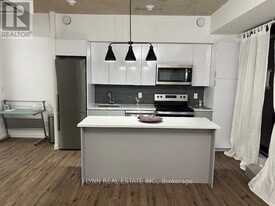 7 Erie Ave in Brantford, ON - Building Photo