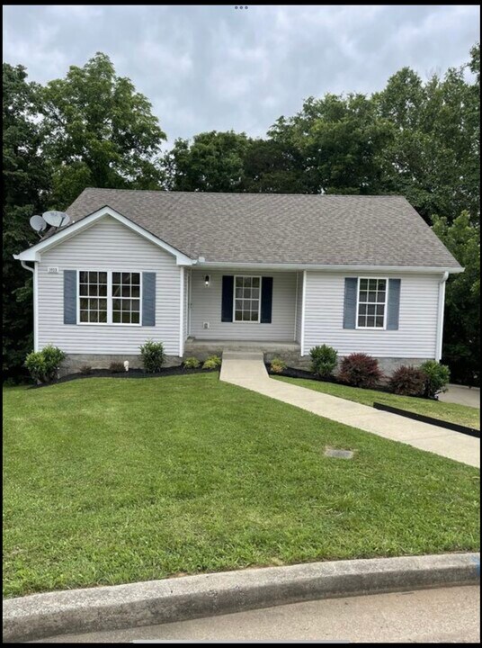 1053 Red Apple Ct in Clarksville, TN - Building Photo