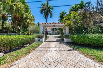 5661 Pine Tree Dr in Miami Beach, FL - Building Photo - Building Photo