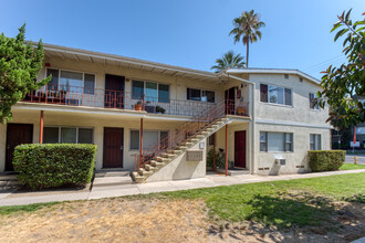 6731 Whitsett Ave in North Hollywood, CA - Building Photo - Primary Photo