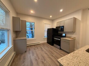 37 Oak St, Unit 1F in Somerville, MA - Foto de edificio - Building Photo