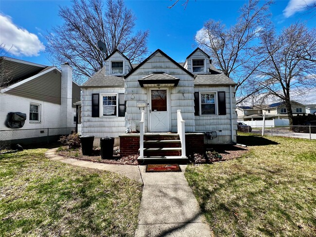 131 Goldenrod Ave in Franklin Square, NY - Building Photo - Building Photo