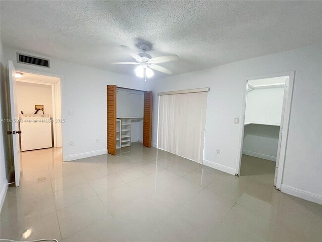 10370 SW 220th St in Miami, FL - Building Photo - Building Photo