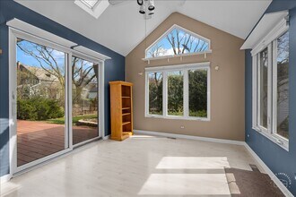 1120 N Brainard St in Naperville, IL - Building Photo - Building Photo