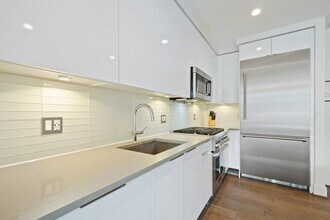 45 Sutton Square SW, Unit 1111 in Washington, DC - Building Photo - Building Photo