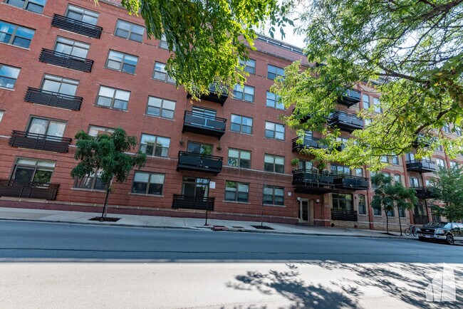 1735 W Diversey Pkwy in Chicago, IL - Foto de edificio - Building Photo