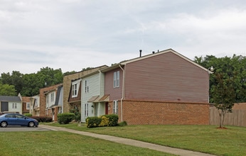 Pear Tree Park Townhouses in Newport News, VA - Building Photo - Building Photo