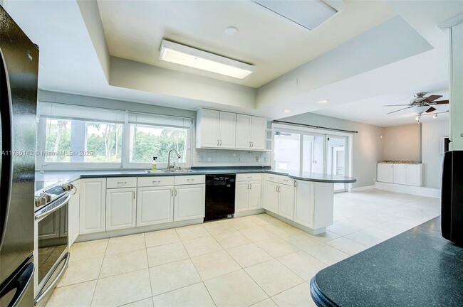 7396 SW 128th St in Pinecrest, FL - Building Photo - Building Photo